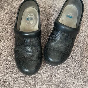 DANSKO Women's XP 2.0 Black Floral Leather Tooled Slip On Clogs Size 38/7.5-8